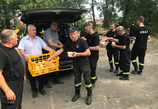 Starosta Teodor Grobelny i strażacy z OSP w Jaraczewie