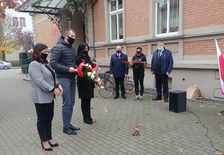 Narodowe Święto Niepodległości -  Starosta Lidia Czechak, Członek Zarządu Powiatu Mariusz Stolecki oraz Wicestarosta Katarzyna Szymkowiak podczas składania kwiatów. 