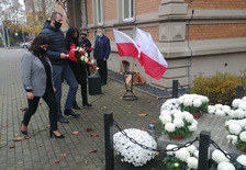 Narodowe Święto Niepodległości -  Starosta Lidia Czechak, Członek Zarządu Powiatu Mariusz Stolecki oraz Wicestarosta Katarzyna Szymkowiak podczas składania kwiatów. 