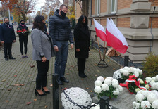 Narodowe Święto Niepodległości -  Starosta Lidia Czechak, Członek Zarządu Powiatu Mariusz Stolecki oraz Wicestarosta Katarzyna Szymkowiak podczas składania kwiatów. 