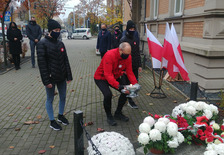 Narodowe Święto Niepodległości -  przedstawiciele LO im. T. Kościuszki składający kwiaty.