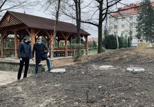 Członek Zarządu Powiatu - Mariusz Stolecki oraz Dyrektor ZSP nr 1 Marek Sobczak podczas oglądania gotowej inwestycji.