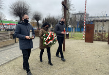 Składanie kwiatów - od lewej: Skarbnik - Jacek Jędrzejak, Wicestarosta - Katarzyna Szymkowiak, Członek Zarządu Powiatu - Mariusz Stolecki.