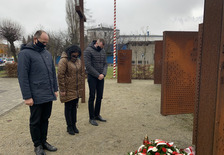 Składanie kwiatów - od lewej: Skarbnik - Jacek Jędrzejak, Wicestarosta - Katarzyna Szymkowiak, Członek Zarządu Powiatu - Mariusz Stolecki.