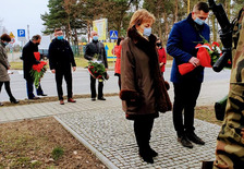 Z uroczystości  składania kwiatów w miejscu upamiętniającym Żołnierzy Wyklętych