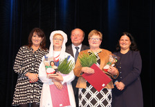 Starosta Lidia Czechak, wicestarosta Katarzyna Szymkowiak  w towarzystwie przedstawicieli Stowarzyszenia Miłośników Kultury Ludowej