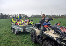 Dzieci podczas Akcji zbierania śmieci