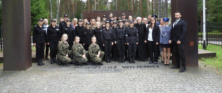 POLICJANCI W SŁUŻBIE HISTORII