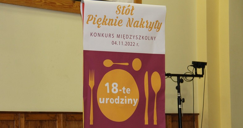 Stół pięknie nakryty w Zespole Szkół Ponadpodstawowych nr 1 w Jarocinie